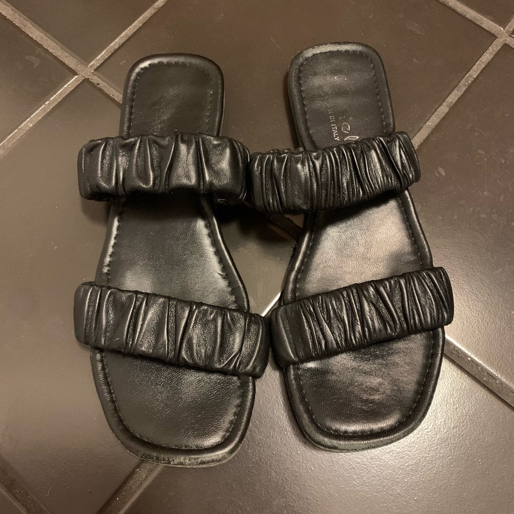 BLACK LEATHER SANDALS